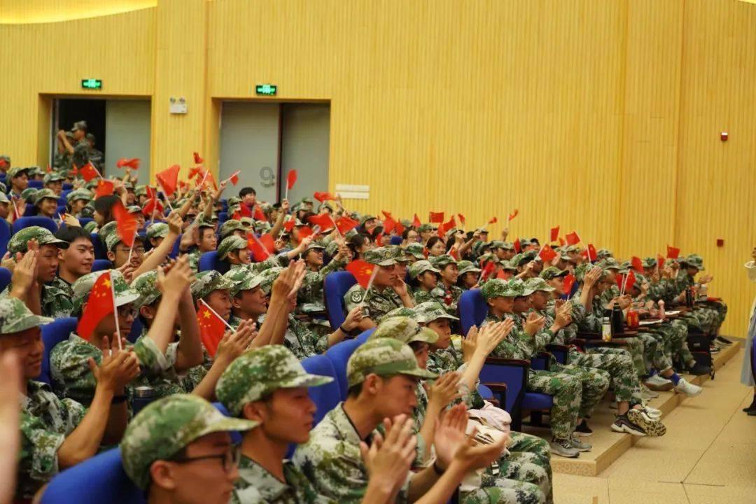 碰到一只流浪狗 看了它一眼之后 就像着了魔似的跟着我